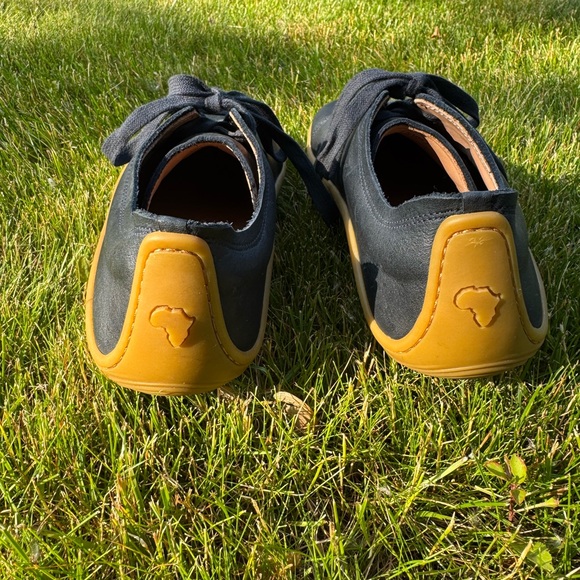 Vivo Barefoot Black and Tan Minimalist Sneakers - Picture 2 of 6